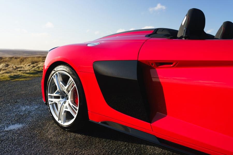 Детали экстерьера Audi R8 V10 Performance Spyder 2019 года  (UK) (фото 21 из 40)